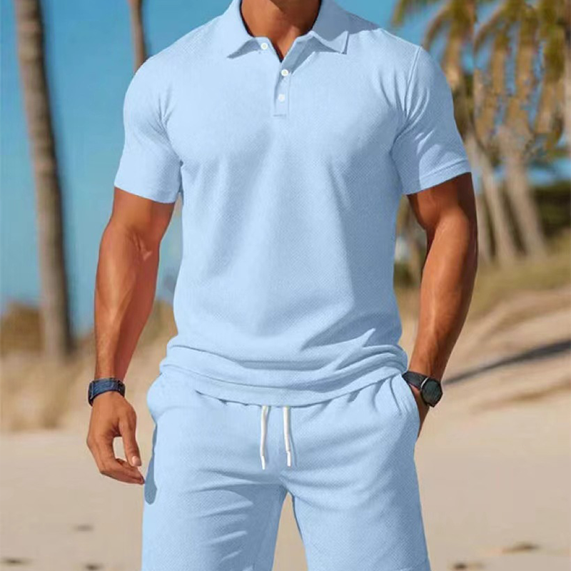 Tvådelat sommarset för herrar bestående av polotröja och shorts