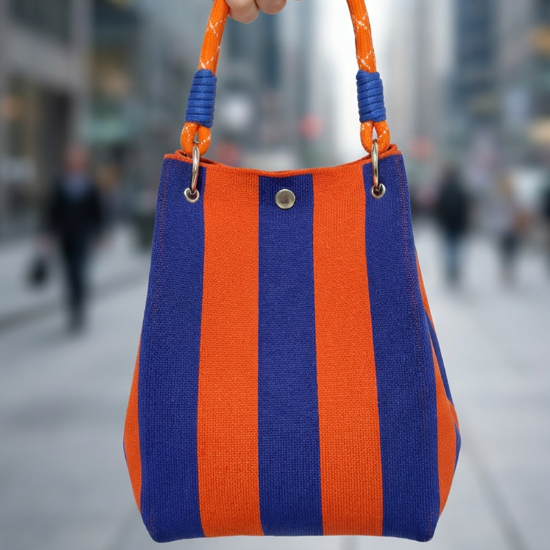 👜✨ 50% RABATT NU! Stickad hinkväska – eleganta ränder, rymlig & perfekt för semestern 🌊👒