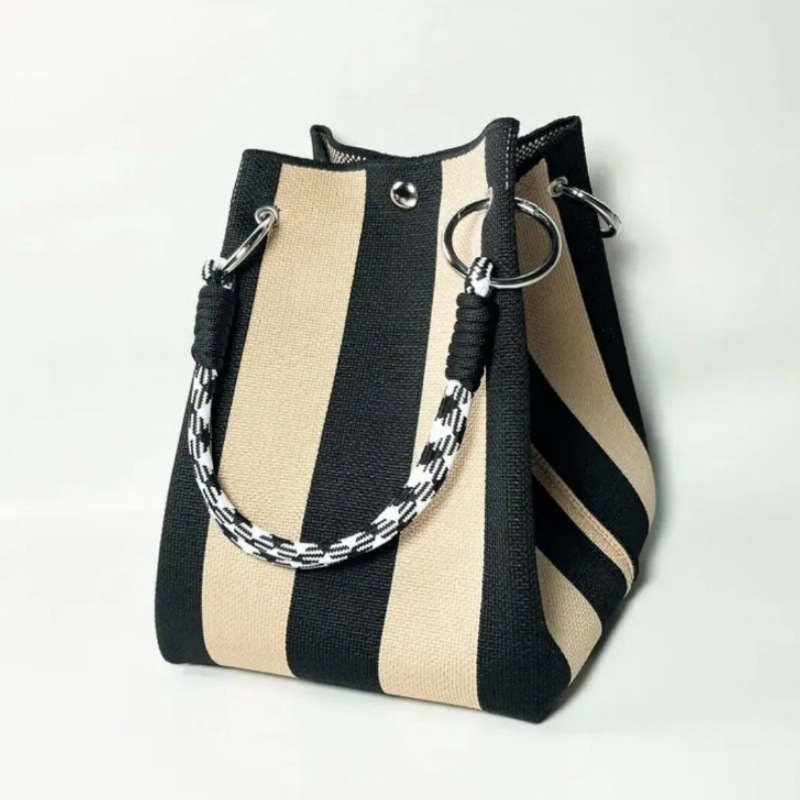 👜✨ 50% RABATT NU! Stickad hinkväska – eleganta ränder, rymlig & perfekt för semestern 🌊👒